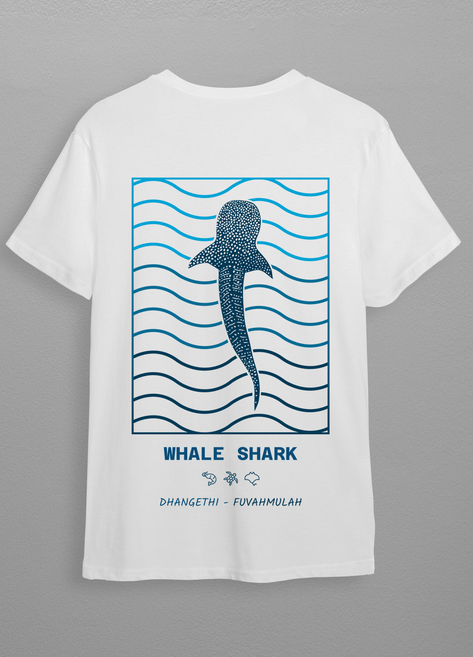Mockup d'un tee-shirt représentant un design graphique d'un requin baleine au centre d'un cadre contentant des vagues
