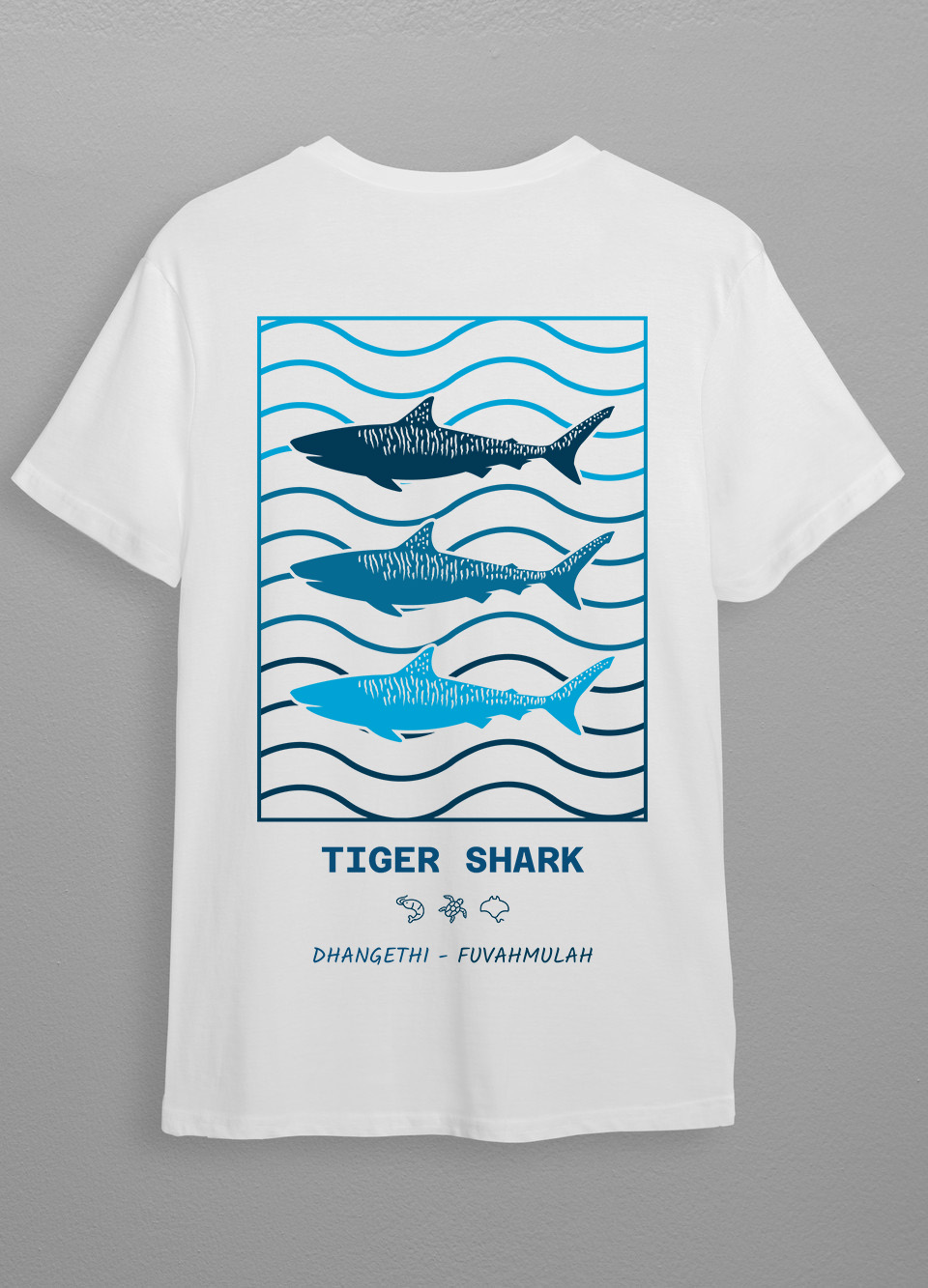 Mockup d'un tee-shirt représentant un design graphique de trois requins au centre d'un cadre contenant des vagues