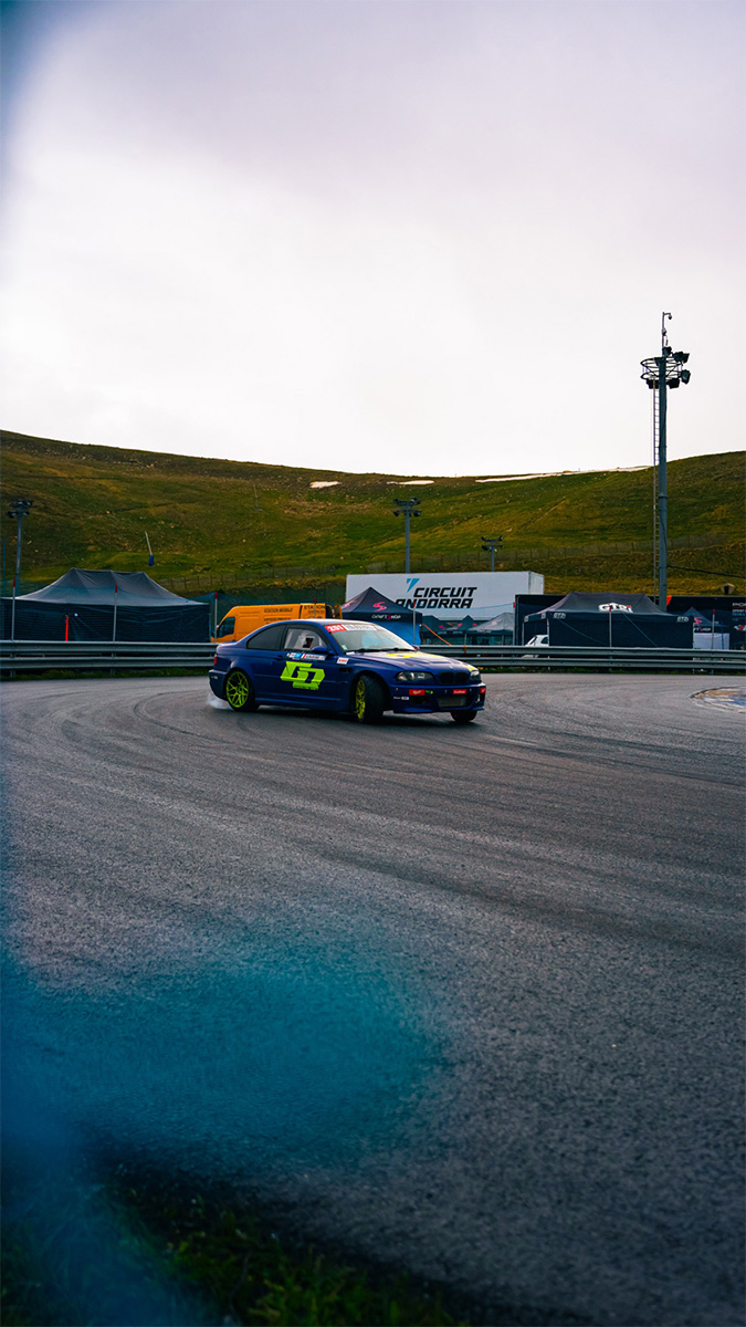 Cliche d'une BMW bleu en train de drifter sur le circuit d'Andorre