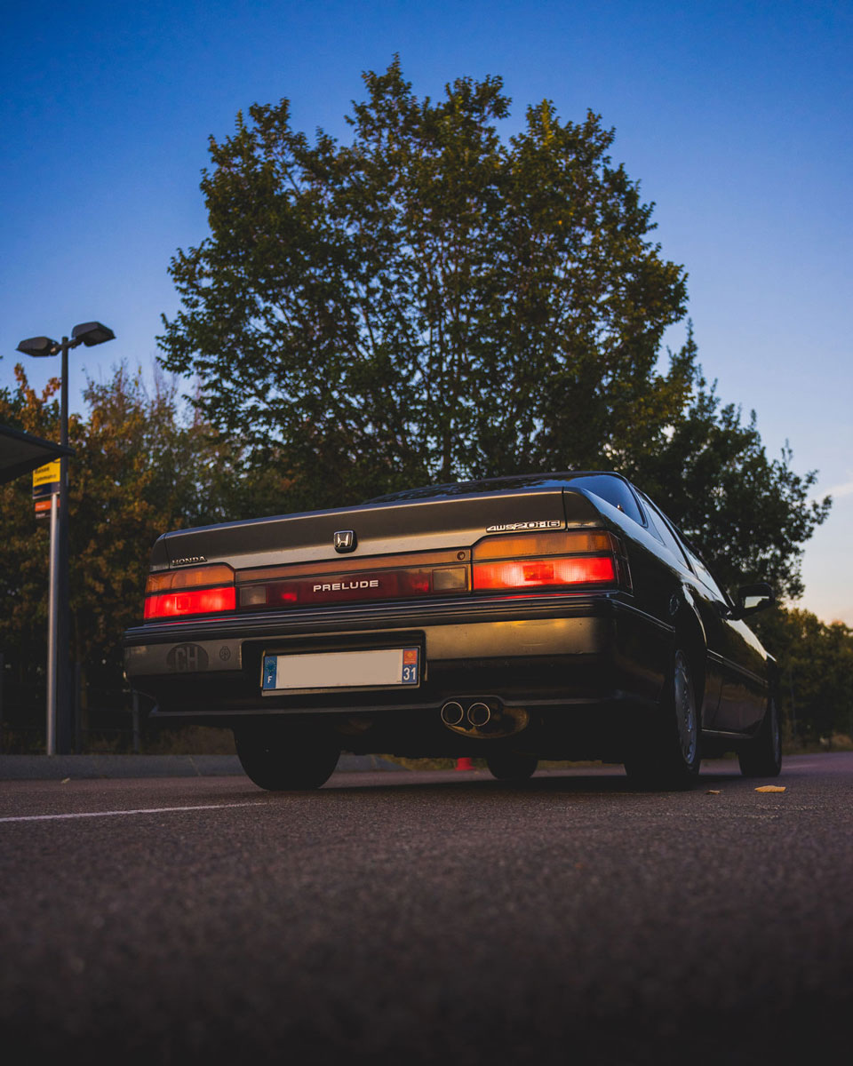 Photo d’une Honda Prelude sur une route ou un parking, illustrant un véhicule sportif japonais emblématique.