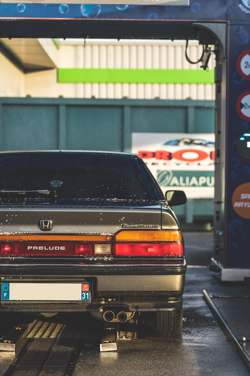 Image de l'arrière d'une Honda prélude qui est passe au lavage automatique