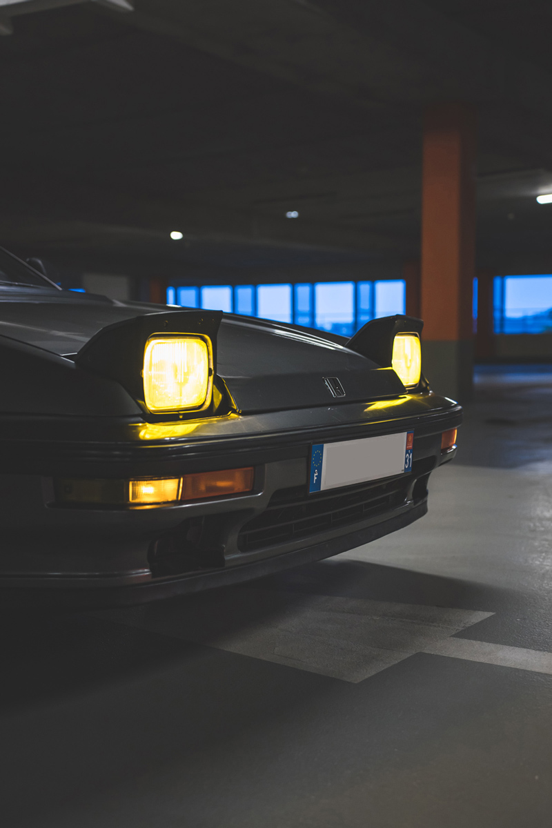 Image montrant une Honda Prelude avec ses phares excamotables à l'avant.