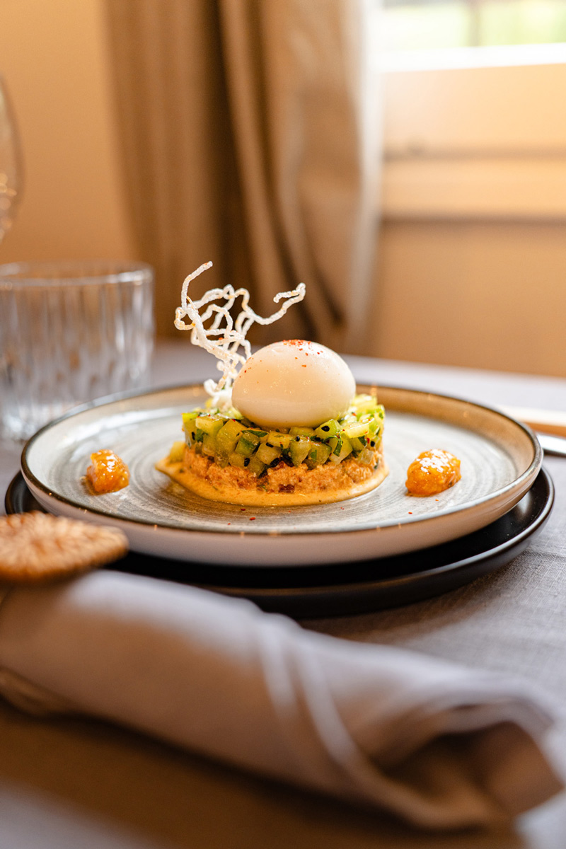 Photographie culinaire d’une entrée raffinée servie au restaurant Le Pompert, réalisée pendant un shooting photo en restauration.