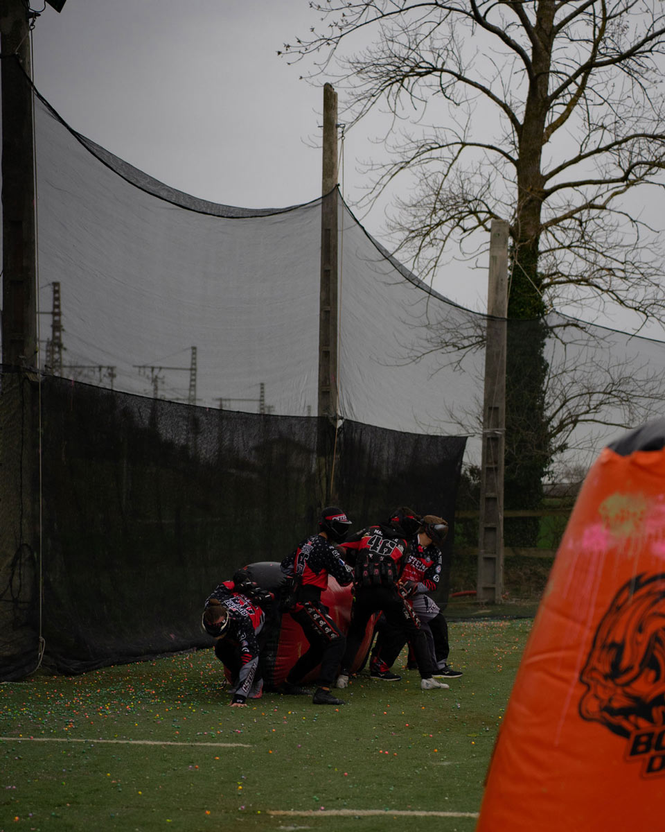Équipes de paintball à la base de départ se préparant pour un match